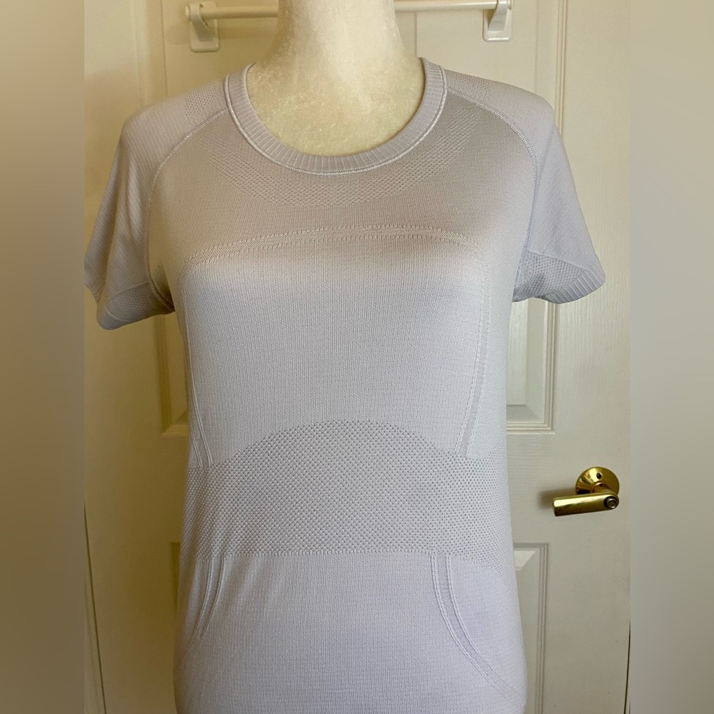 Lululemon Run Swiftly Tech Short Sleeve Tee. Light Gray. Size 10.
